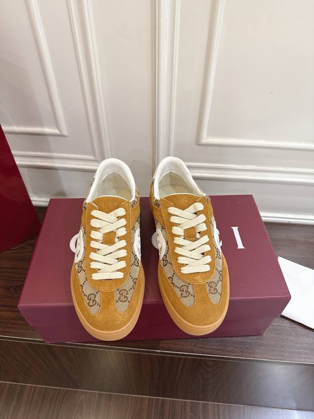 Gucci New Couple Style Double G Casual Sneakers (White) These shoes are crafted