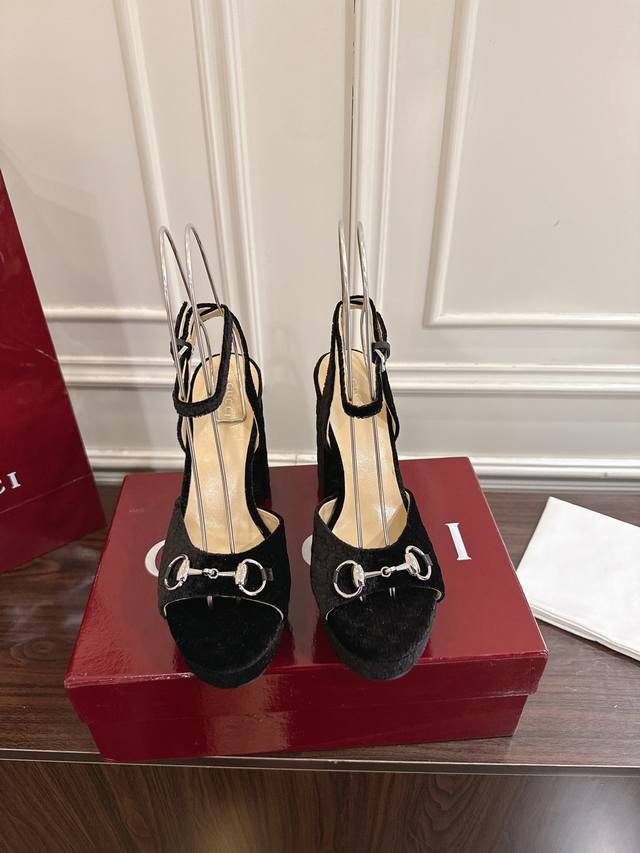 Latest Gucci Classic Horsebit Velvet Platform High-Heeled Sandals. This series p