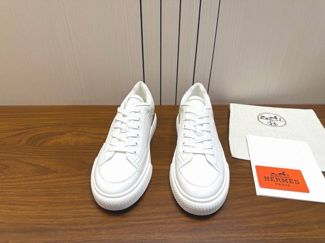 Hermes Hermes classic style comes in many colors every season Definitely one of