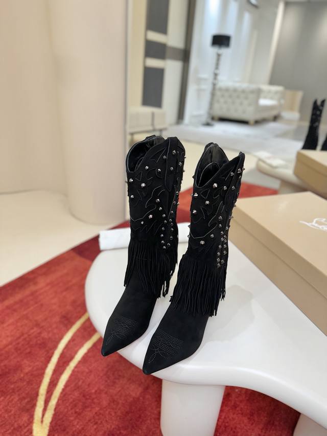 Santia Fringe boots draw inspiration from cowboy boots, redesigning the playful