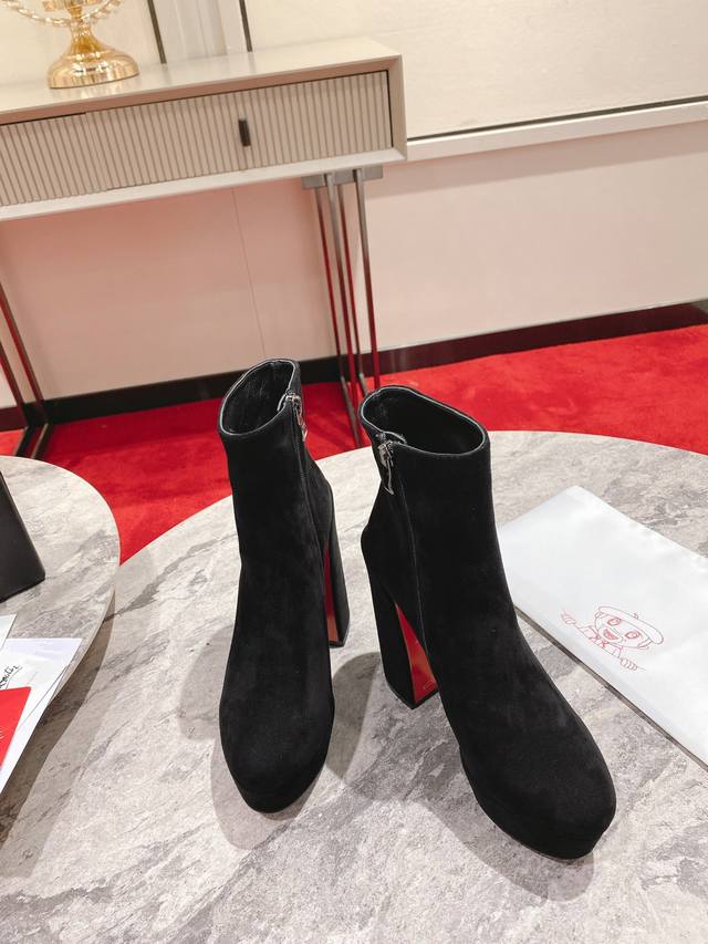 The sophisticated Movida Booty Boot boasts an irresistible stylish design. Desig