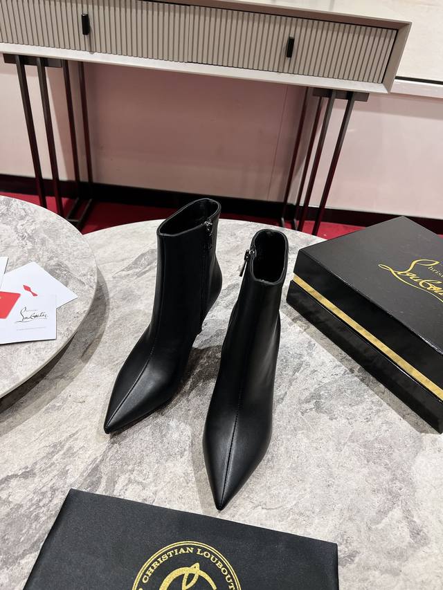 The Vibella Booty is a city boot made entirely of black calfskin. Featuring a po