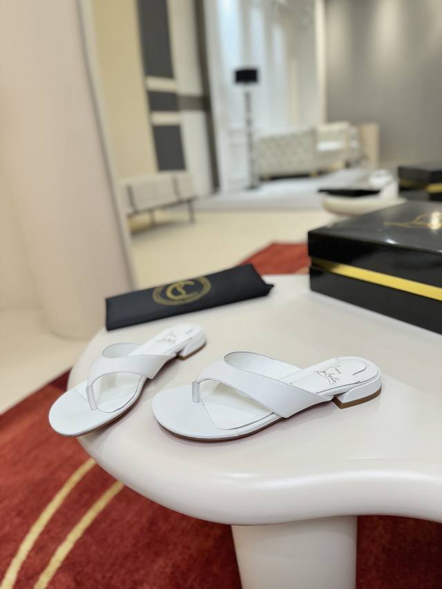 Flip-flop Janetonga Thongs feature a striking square 55mm slanted heel. Crafted