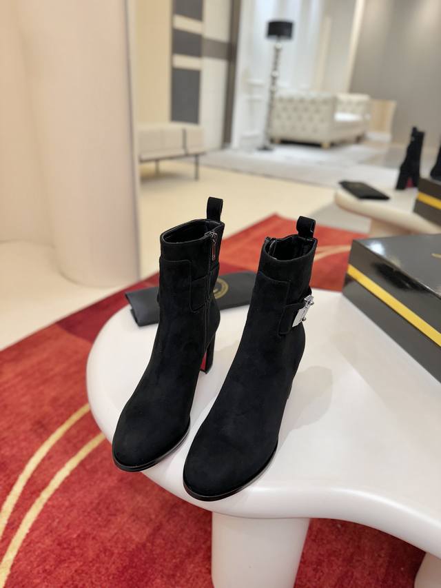 This Lock Booty features straps adorned with the iconic monogrammed buckle, hint