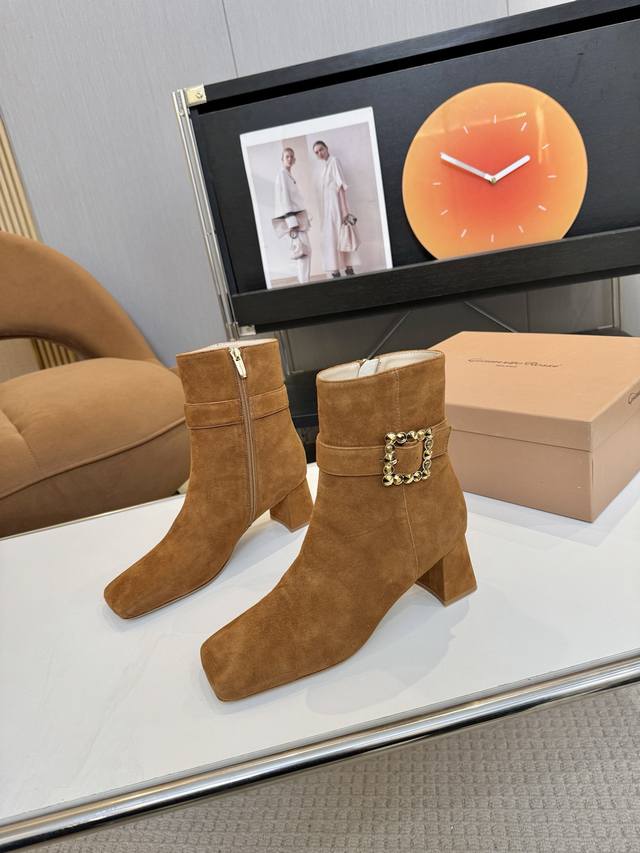 Price: Brand: Gianvito Rossi 25S Autumn/Winter New Rossi Gr Square Toe Ankle Boo
