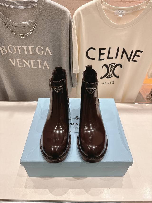 High-quality Prada F025 2025Ss latest triangle buckle thick-soled ankle boots, a