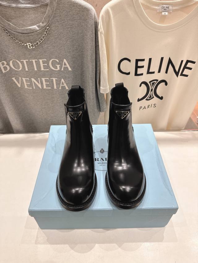 High-quality Prada F025 2025Ss latest triangle buckle thick-soled ankle boots, a