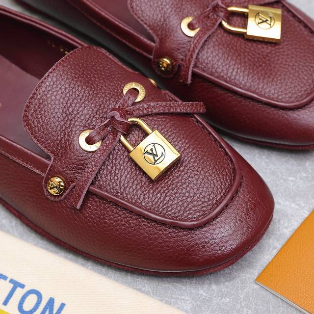 High-quality Louis Vuitton flat loafers/driving shoes, featuring a lightweight a