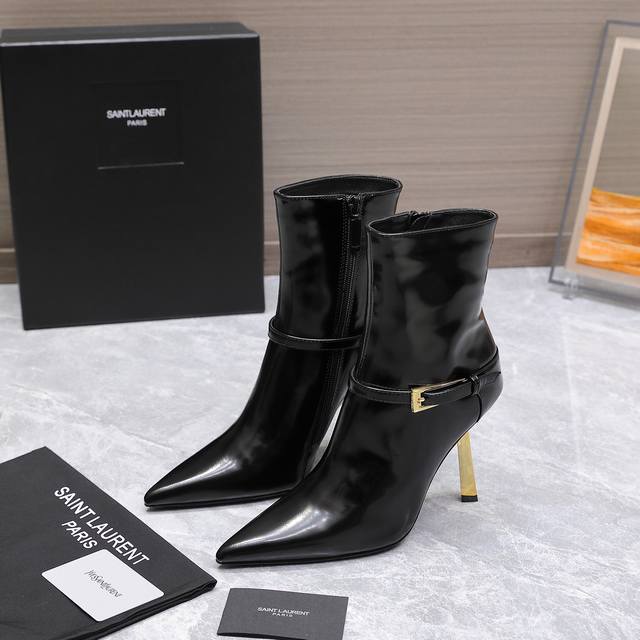Top-quality Saint Laurent YSL pointed-toe ankle boots. The highlight of these YS