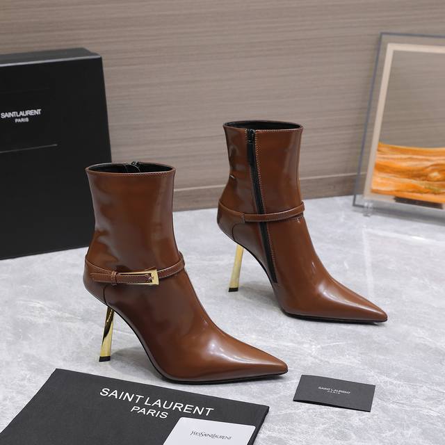 Top-quality Saint Laurent YSL pointed-toe ankle boots. The highlight of these YS