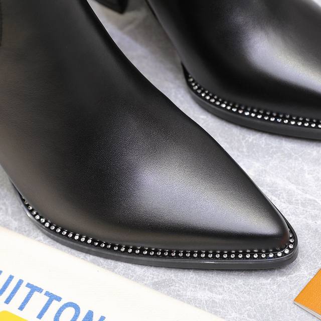 High-quality import! Fully packaged. This Loui & Vuitto Silhouette pointed-toe r