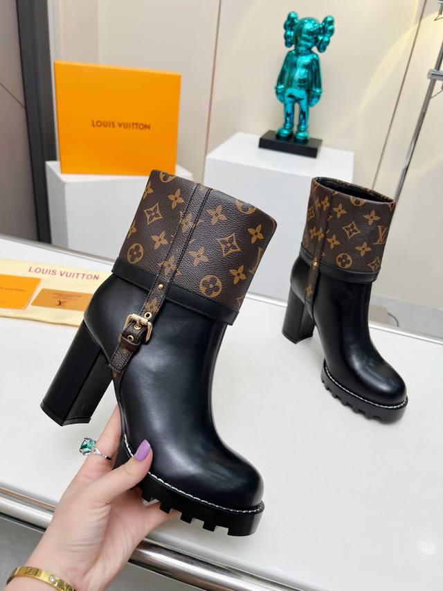 Latest Louis Vuitton women's boots, synchronized with the official website. Toda