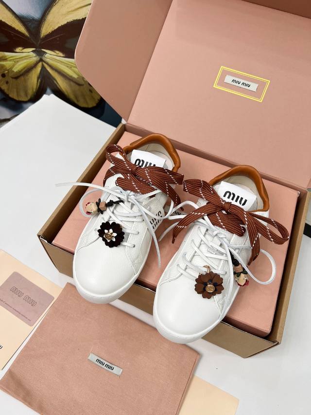 Top-tier Miu Miu white sneakers, the "dirty" version! 25 new British-style lace-