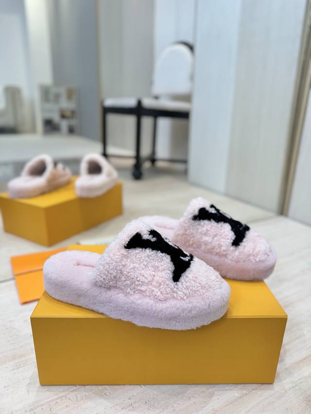 Factory Price: Top-tier Louis Vuitton 2025S New Wool Home Slippers. Elegant, sim