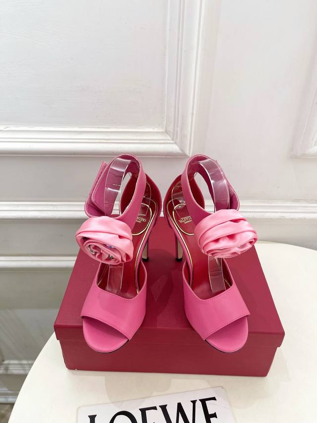 Valentino 2025 New Arrival: Drip Rose Crystal Flower High-Heeled Sandals! Valent Valentino 2025 New Arrival: Drip Rose Crystal Flower High-Heeled Sandals! Valent