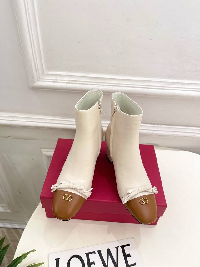 Valentino 2025 Fall/Winter New Arrival: Valentino Du Roi Two-Tone Tassel Bow Ank Valentino 2025 Fall/Winter New Arrival: Valentino Du Roi Two-Tone Tassel Bow Ank