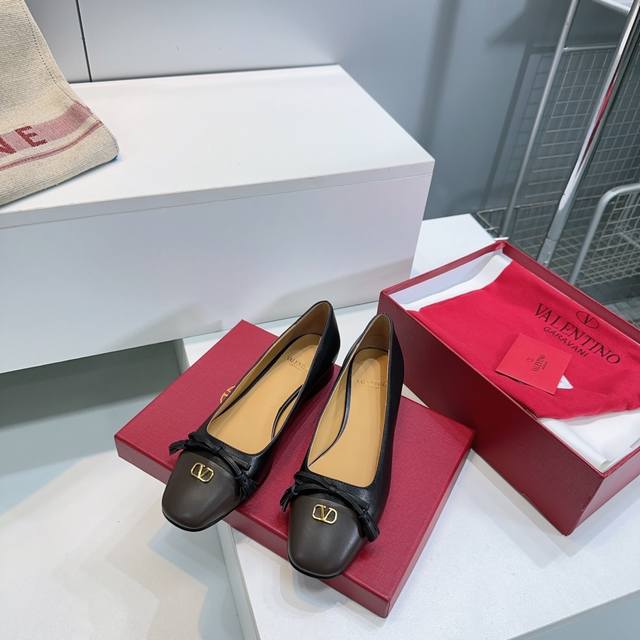 High-quality factory release! Top-quality Valentino 2025 Autumn/Winter latest bo High-quality factory release! Top-quality Valentino 2025 Autumn/Winter latest bo