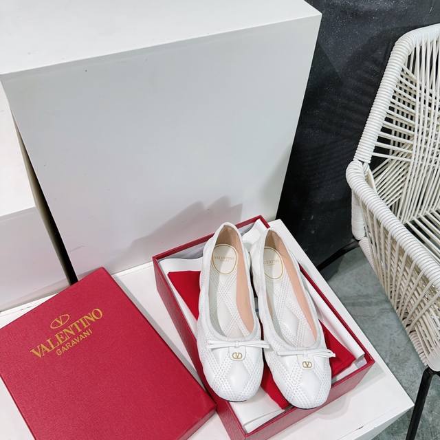 High-quality factory direct! Top-quality Valentino Spring/Summer 2025 latest bow High-quality factory direct! Top-quality Valentino Spring/Summer 2025 latest bow