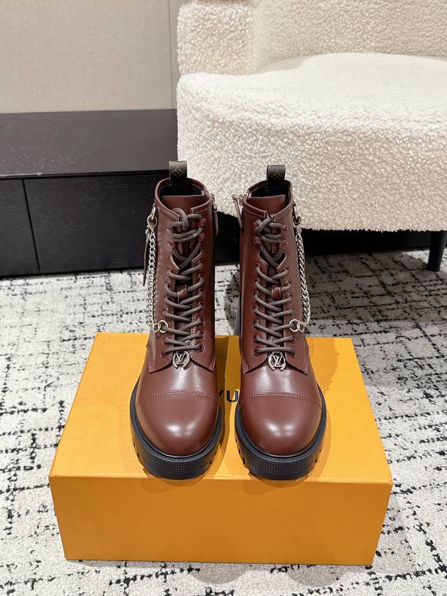 Top-tier version Louis Vuitton Lv 25 Latest District Ranger Ankle Boots with Cha