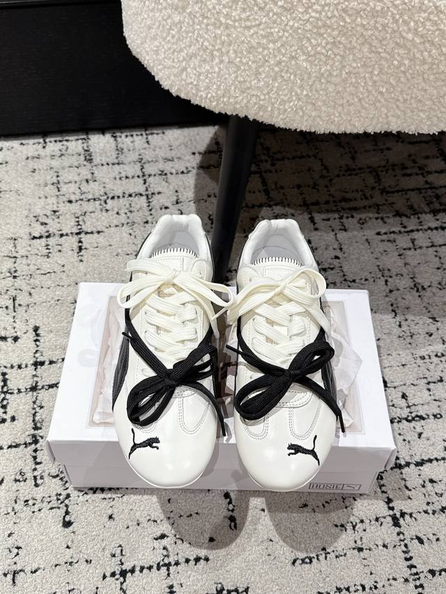 The Puma Ultrasoft Speedcats Rose-inspired sneakers (Ddd) come in two colorways: The Puma Ultrasoft Speedcats Rose-inspired sneakers (Ddd) come in two colorways: