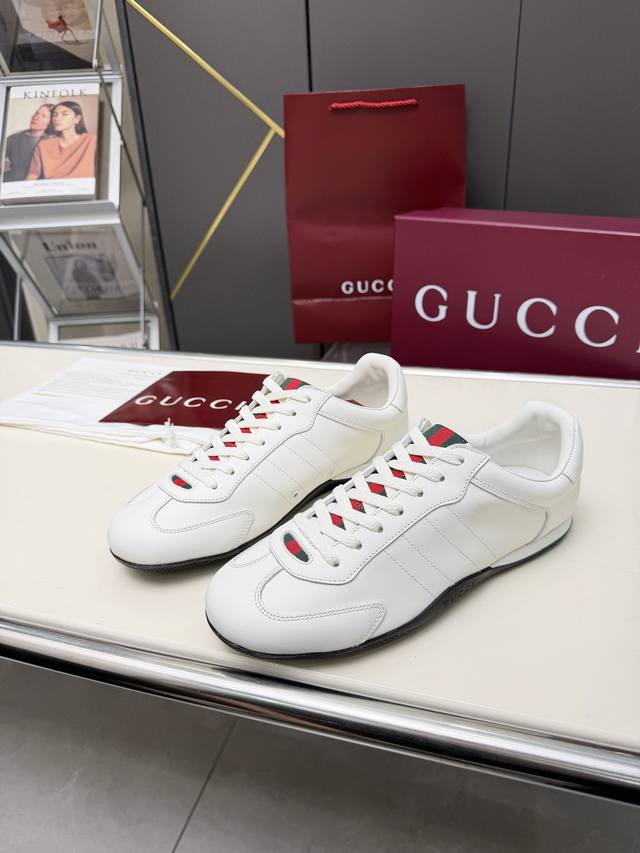 A must-have classic from the Gucci collection! The brand's signature elements ar