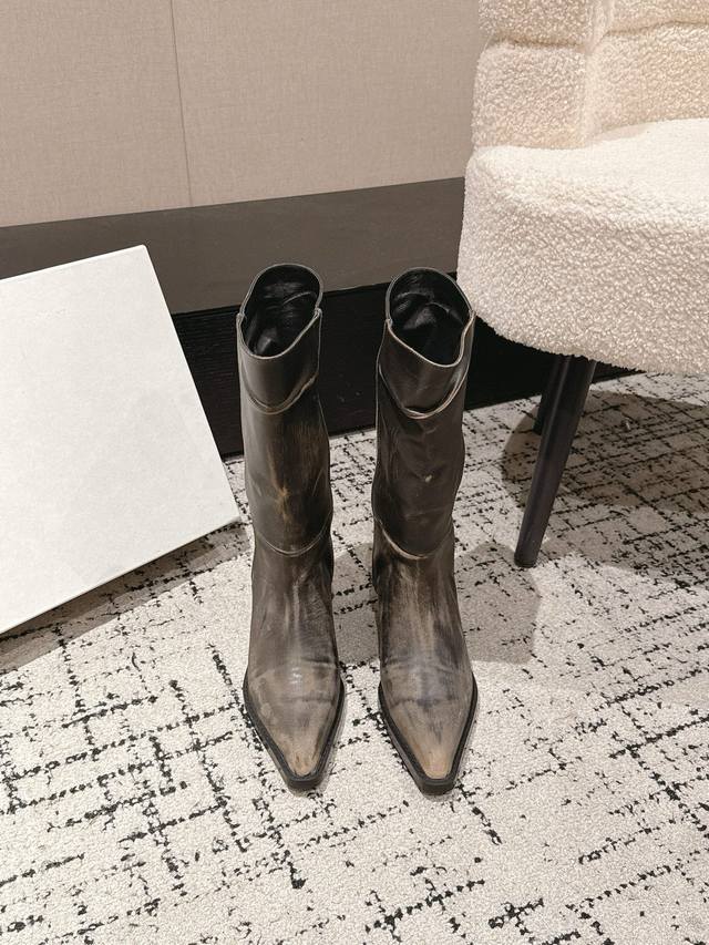 Khaite 25 Autumn/Winter New Pointed Toe Boots The pleated element is so unique,