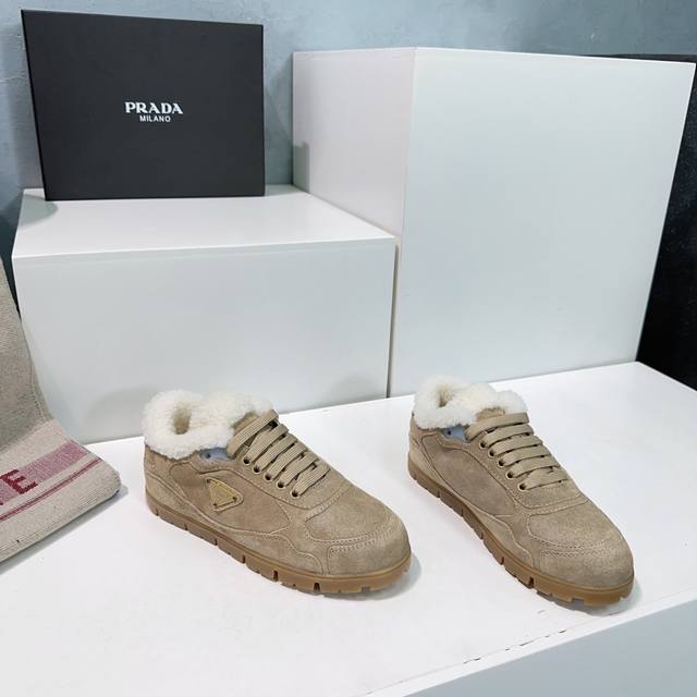High-quality factory! Top-quality Prada 2025 Autumn/Winter new casual furry shoe