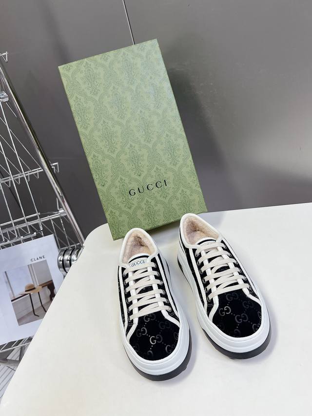 Top-tier version Gucci Gucci Fall/Winter Fur Shoes. This eye-catching piece draw