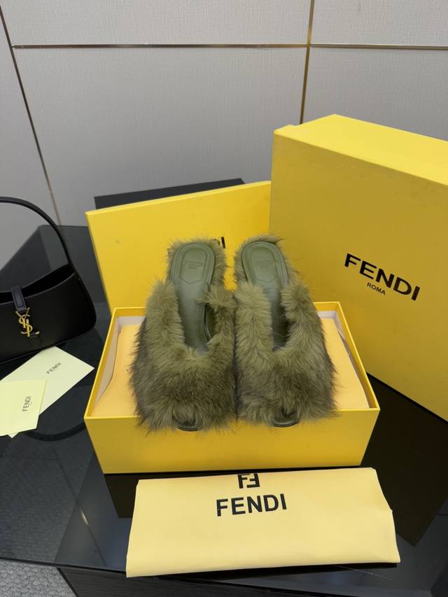 Fendi's 25Ss Summer Runway Featured Bestseller, New Arrival: Fendi's first "wedg