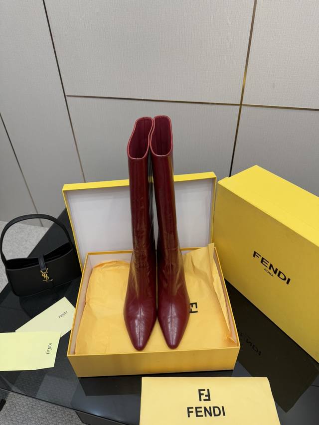 Fendi's 25Ss Summer Runway Featured Bestseller, New Arrival: Fendi's first high-