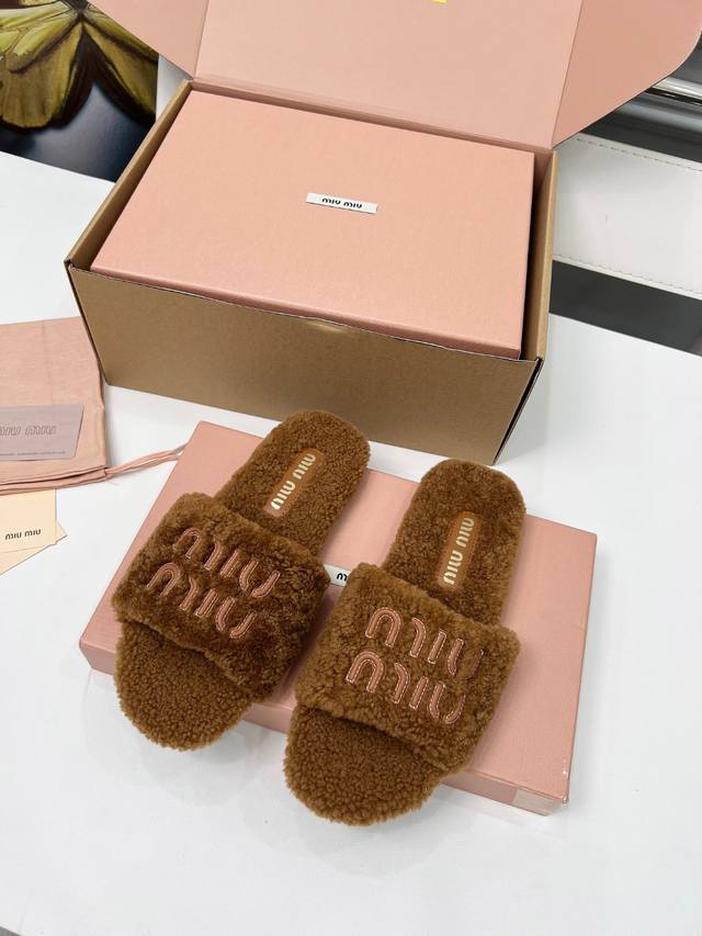 New Miu Miu wool slippers, crafted from top-quality pure lambskin! Super warm an