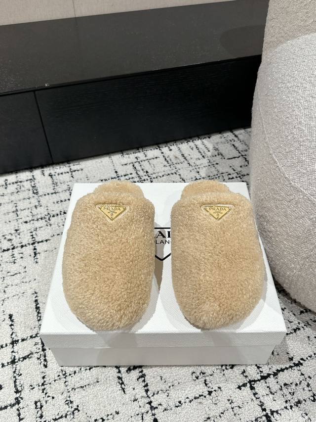 Top-tier version Prada* 24 Autumn/Winter Furry Teddy Bear Toe-covering Slippers.