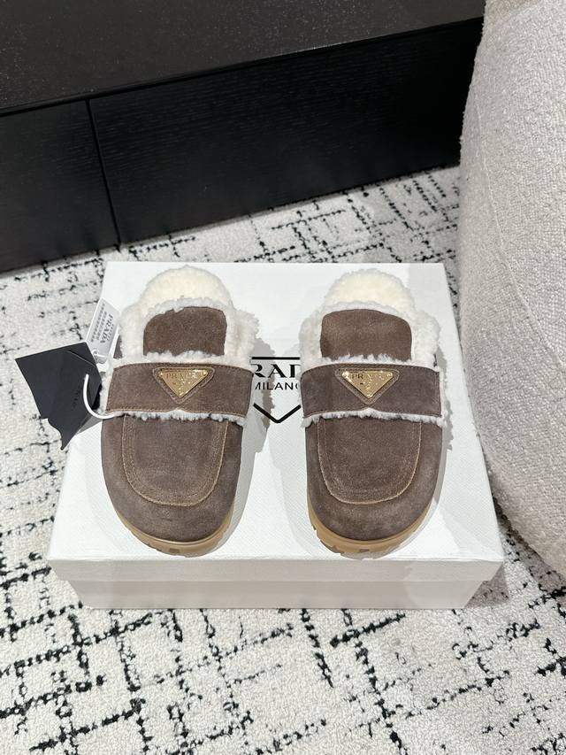High-quality Prada 24 Classic Triangle Buckle Slippers (Retailer Item) These sne