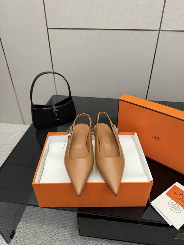 Top-quality Hermes Spring/Summer latest Kelly buckle Mary Jane loafers. Classic