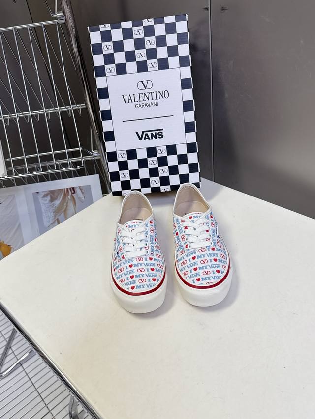Valentino and Vans latest collaboration casual canvas shoes for couples. Recomme Valentino and Vans latest collaboration casual canvas shoes for couples. Recomme