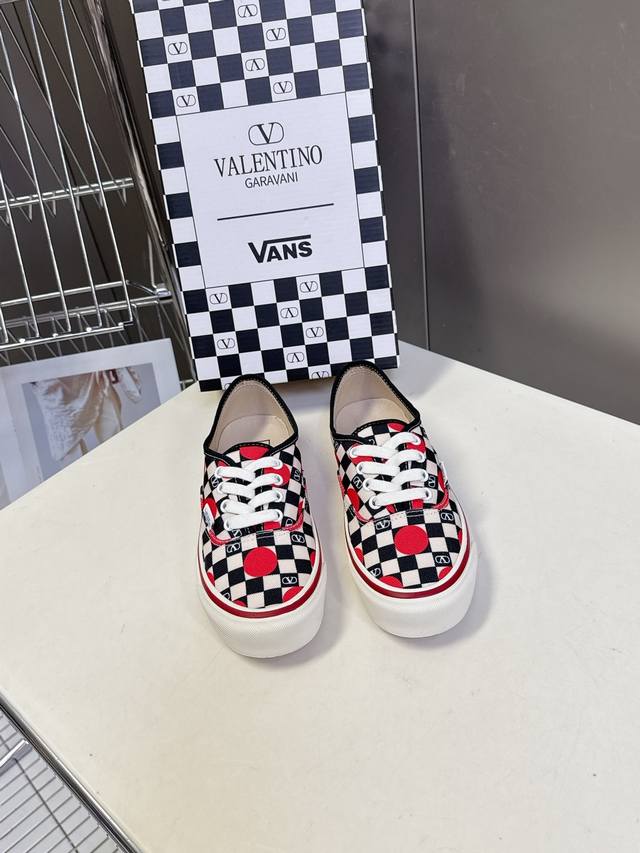 Valentino and Vans latest collaboration casual canvas shoes for couples. Recomme Valentino and Vans latest collaboration casual canvas shoes for couples. Recomme