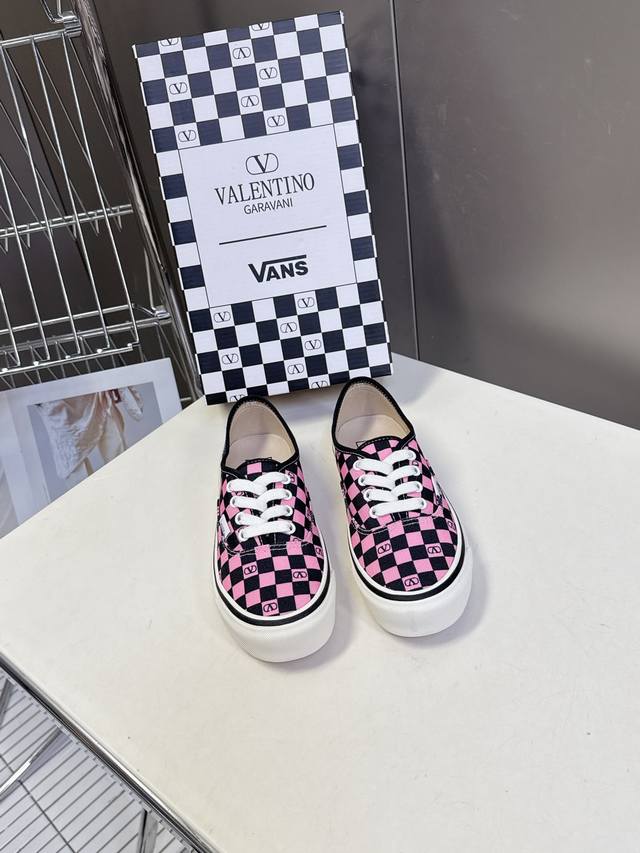 Valentino and Vans latest collaboration casual canvas shoes for couples. Recomme Valentino and Vans latest collaboration casual canvas shoes for couples. Recomme