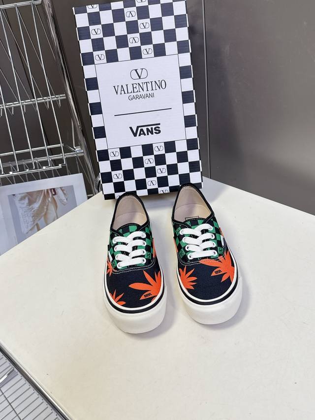Valentino and Vans latest collaboration casual canvas shoes for couples. Recomme Valentino and Vans latest collaboration casual canvas shoes for couples. Recomme