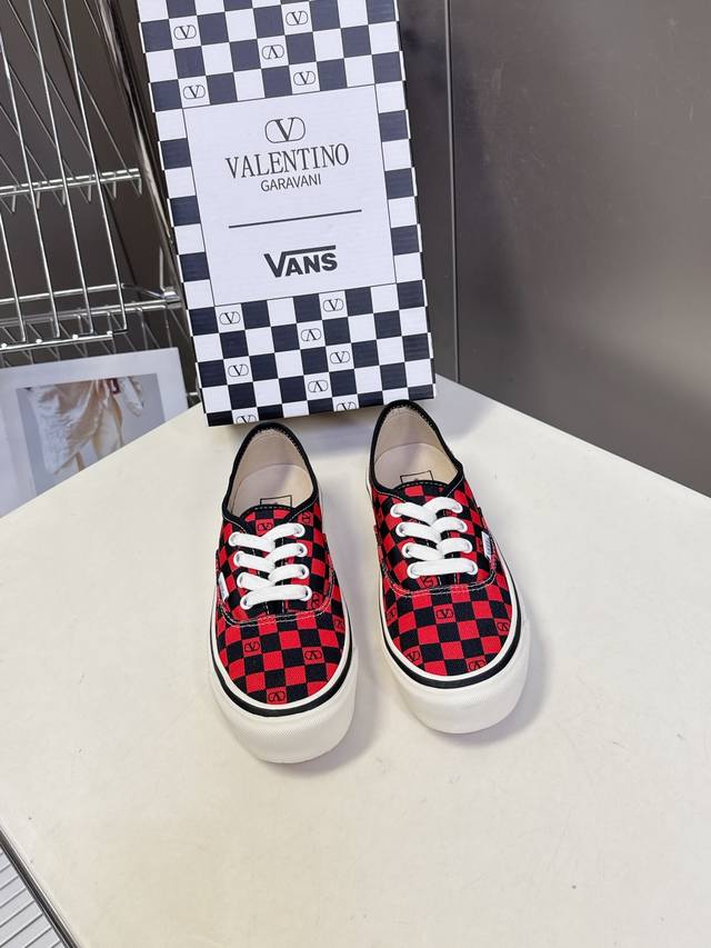 Valentino and Vans latest collaboration casual canvas shoes for couples. Recomme Valentino and Vans latest collaboration casual canvas shoes for couples. Recomme