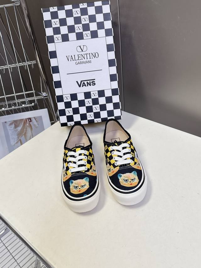 Valentino and Vans latest collaboration casual canvas shoes for couples. Recomme Valentino and Vans latest collaboration casual canvas shoes for couples. Recomme