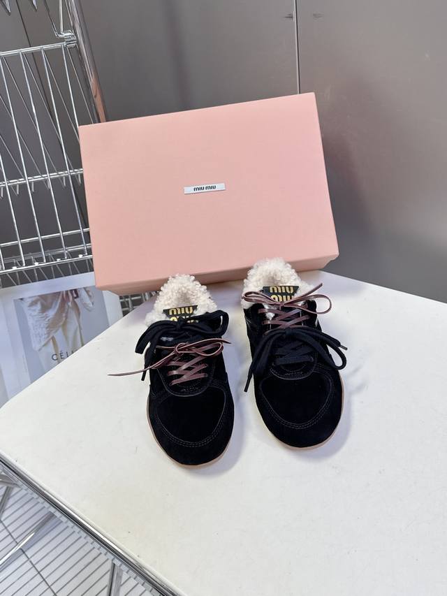 Miu Miu's latest runway retro furry shoes, German training shoes. A top-selling