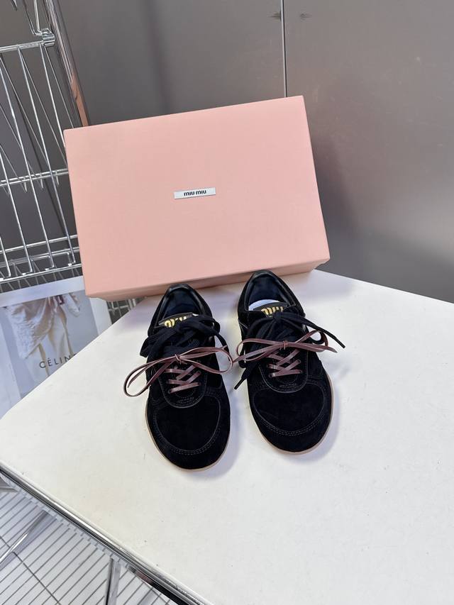 Miu Miu's latest runway retro casual shoes, German training shoes. A top-selling