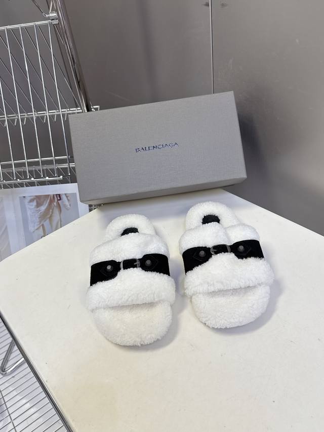Balenciaga Fall/Winter New Arrival Furry Slippers Fashion bloggers and European