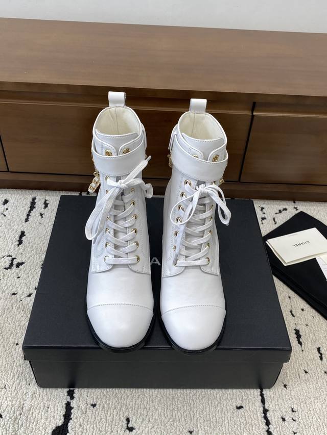 High-quality Chanel** Autumn/Winter Double C Chain Flat Ankle Boots. The upper i