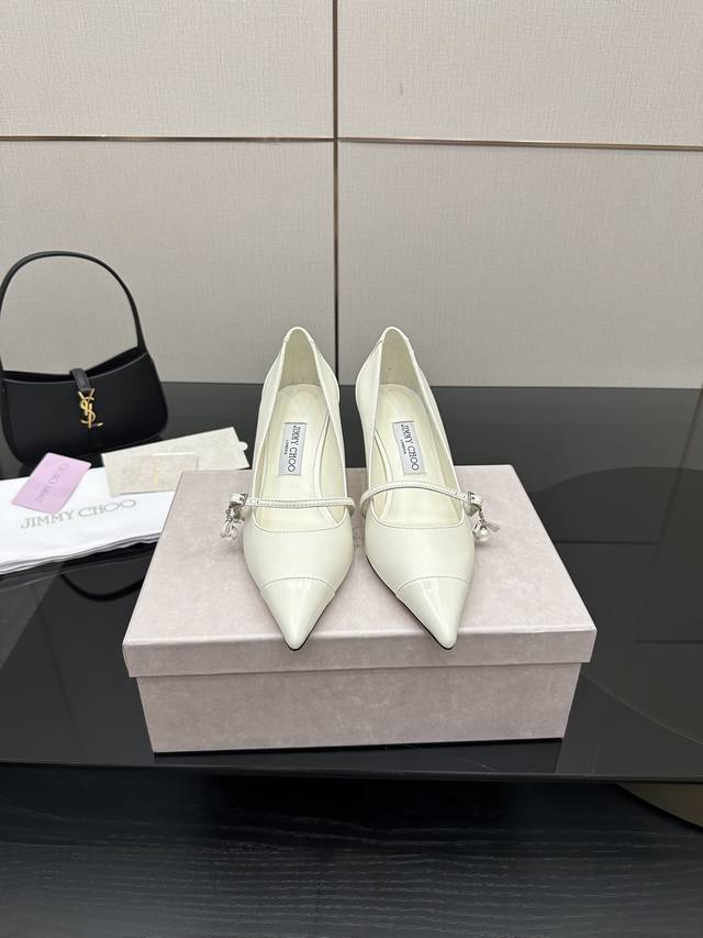 Jimmy Cho High-Heeled Sandals A sandal worn by many celebrities. Material: Cowhi