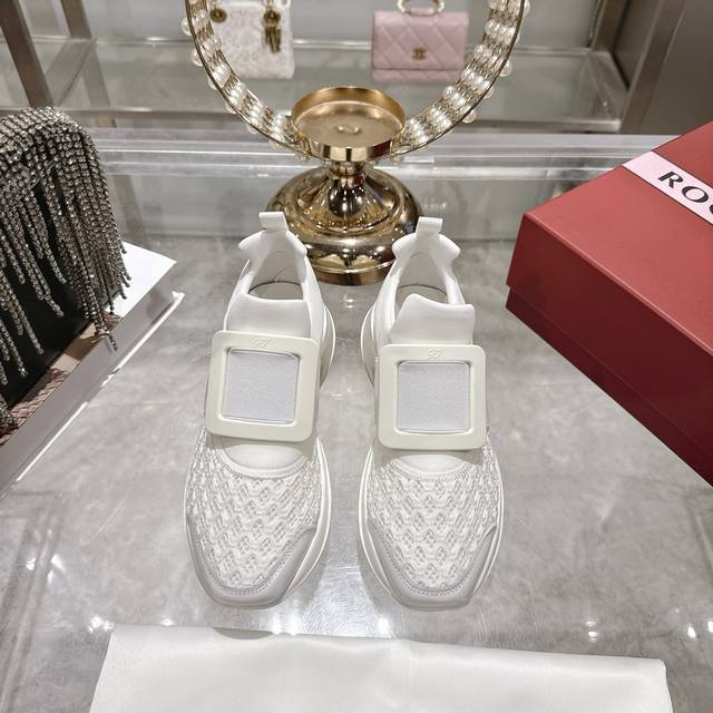 Factory direct replica of Roger Vivier Fall/Winter 2025 classic rhinestone buckl Factory direct replica of Roger Vivier Fall/Winter 2025 classic rhinestone buckl