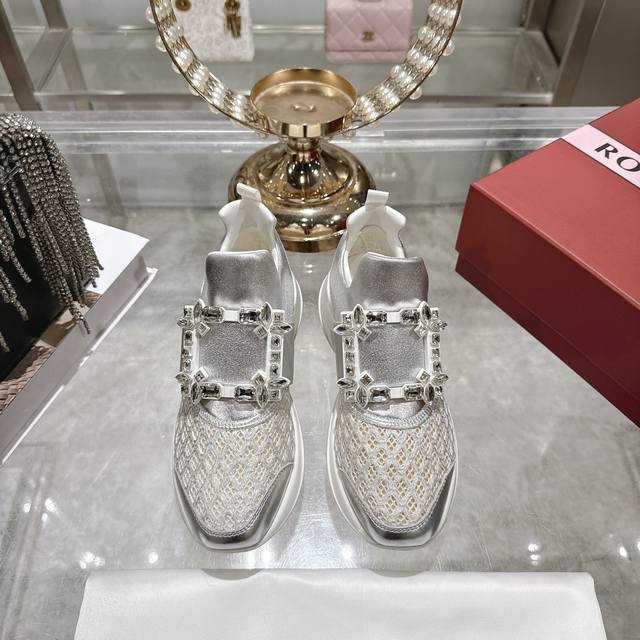 Factory direct replica of Roger Vivier Fall/Winter 2025 classic rhinestone buckl Factory direct replica of Roger Vivier Fall/Winter 2025 classic rhinestone buckl