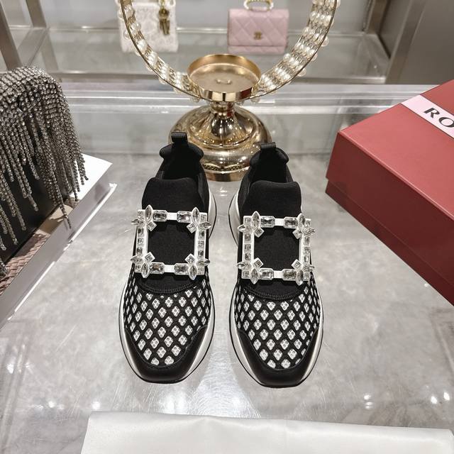 Factory direct replica of Roger Vivier Fall/Winter 2025 classic rhinestone buckl Factory direct replica of Roger Vivier Fall/Winter 2025 classic rhinestone buckl