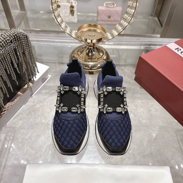 Factory direct replica of Roger Vivier Fall/Winter 2025 classic rhinestone buckl Factory direct replica of Roger Vivier Fall/Winter 2025 classic rhinestone buckl