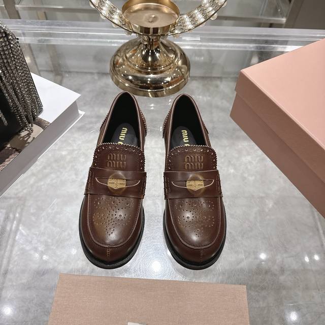 Factory direct Miu Miu 25Ss Autumn/Winter New Distressed Half-Round Toe Shoes. M